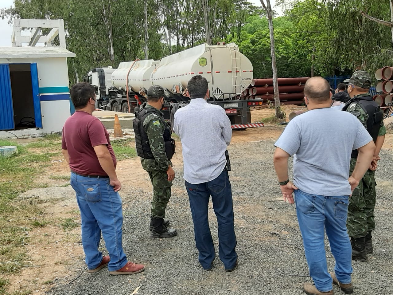 Polícia flagra caminhão do Pará despejando chorume na ETA do Pirajá
