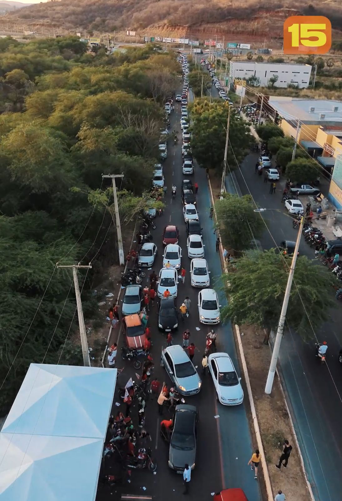 Centenas de pessoas participam do adesivaço da campanha de Pablo Santos para Prefeitura de Picos
