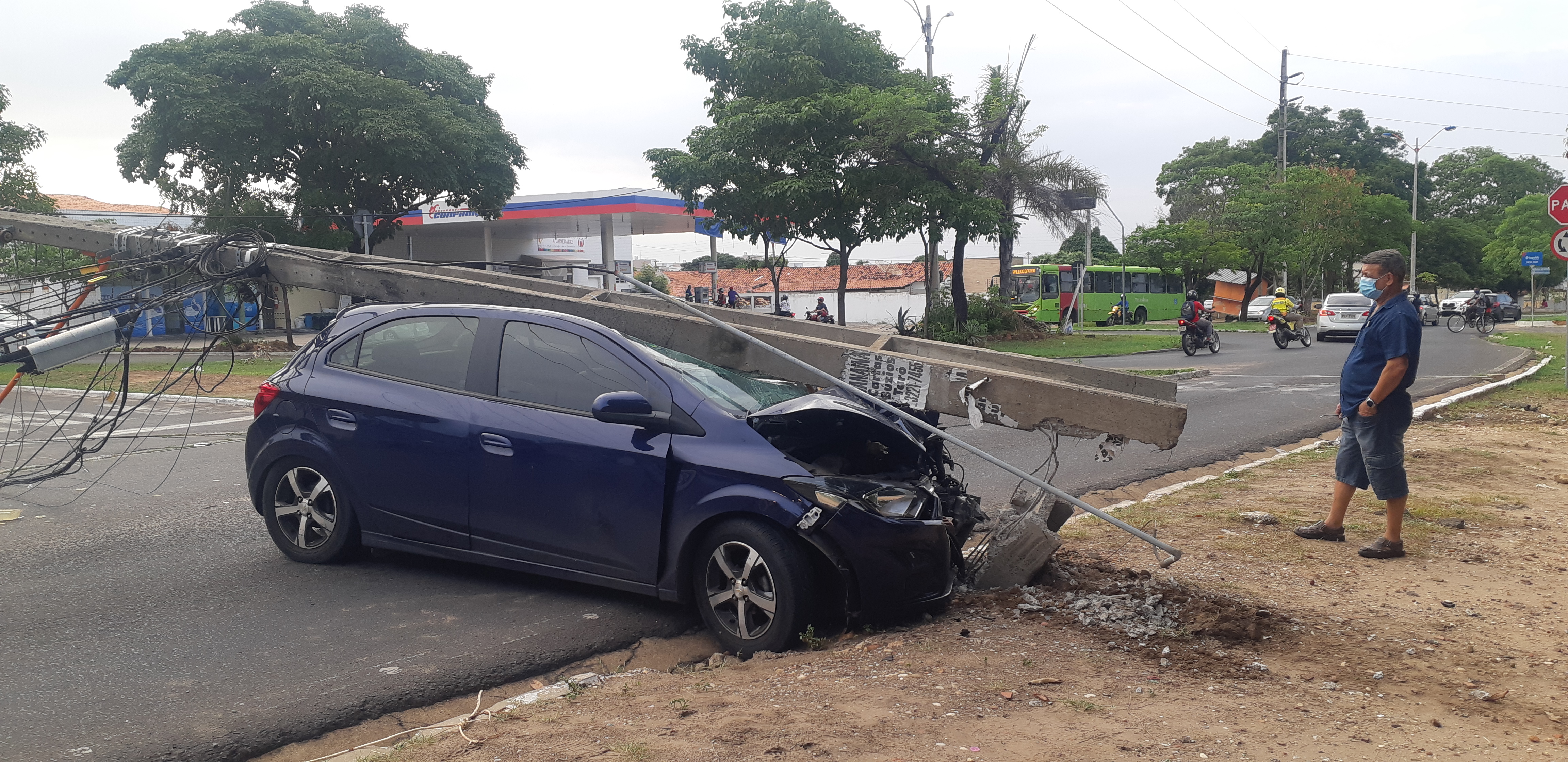 Imprudência: motorista derruba poste em acidente na zona leste de Teresina