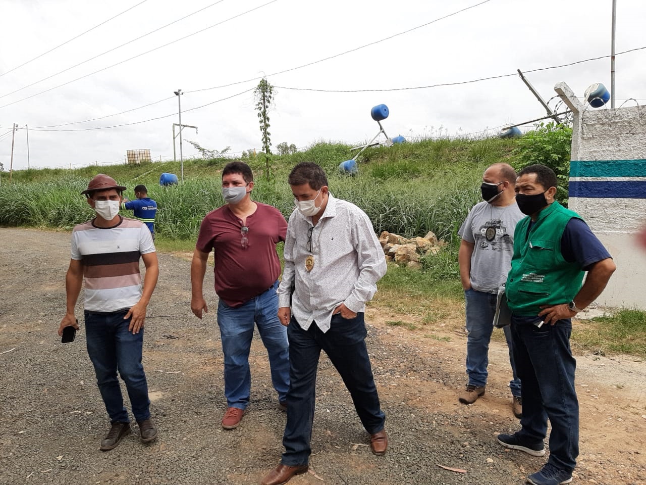Polícia flagra caminhão do Pará despejando chorume na ETA do Pirajá