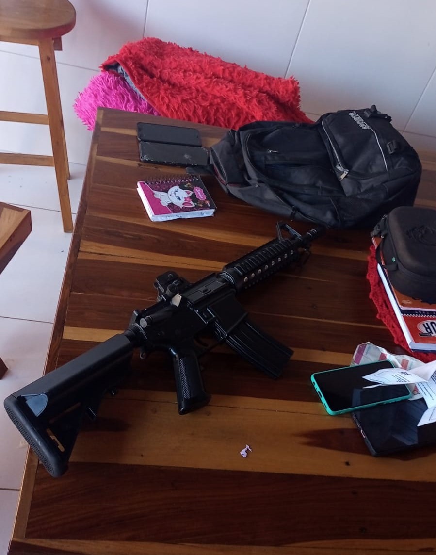 Força Tarefa de Segurança Pública no Piauí prende quatro e apreende réplica de fuzil no litoral