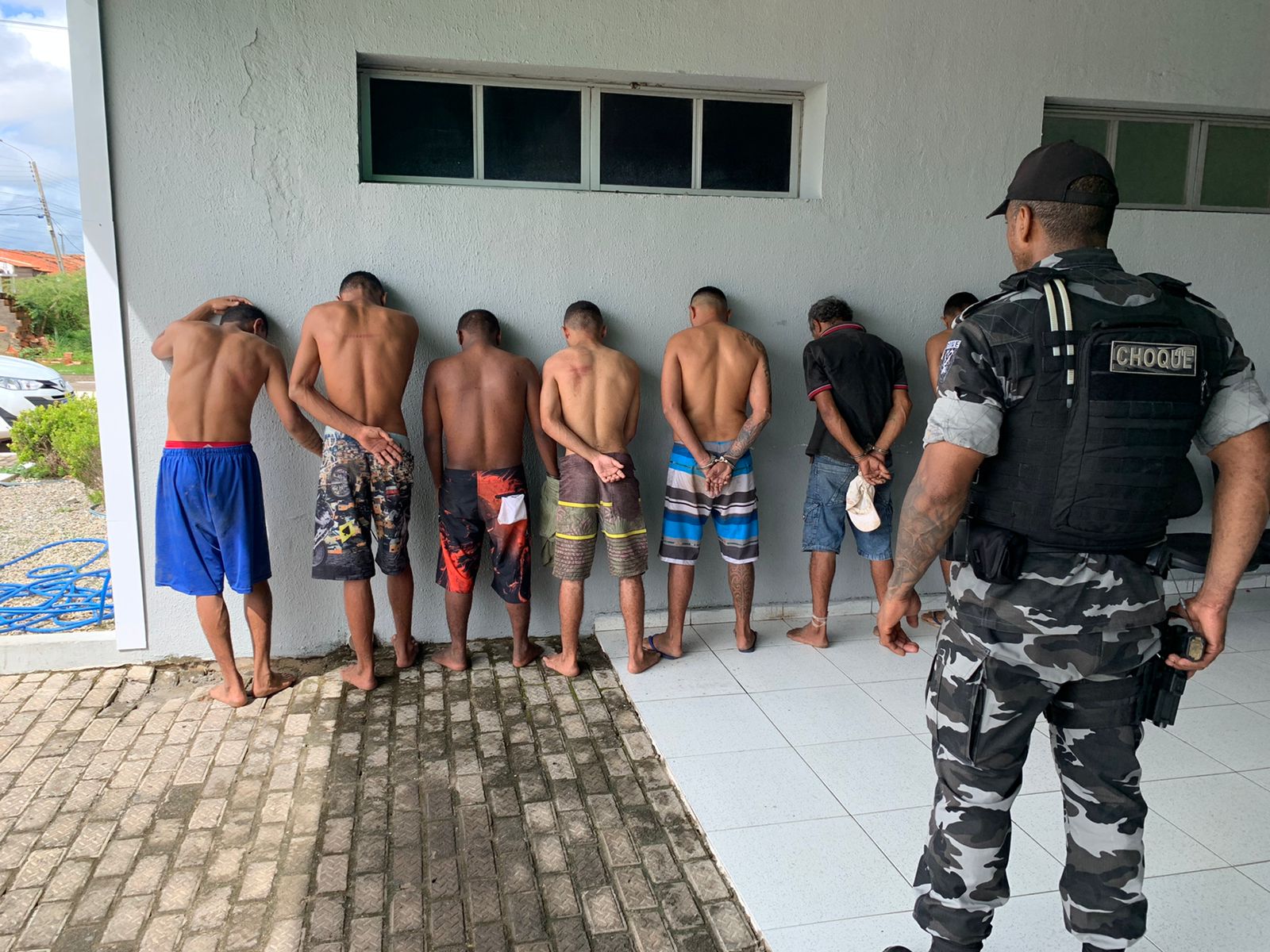 Seis membros do PCC e CV são presos com submetralhadora em Ilha Grande pela PMPI