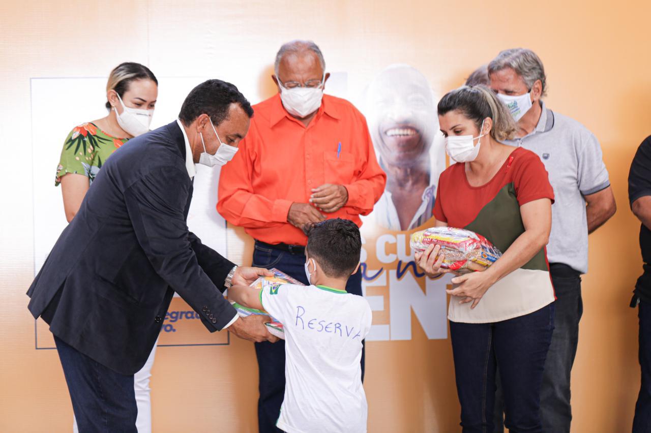 Prefeitura de Teresina entrega kits alimentação, tablets e materiais escolares para estudantes