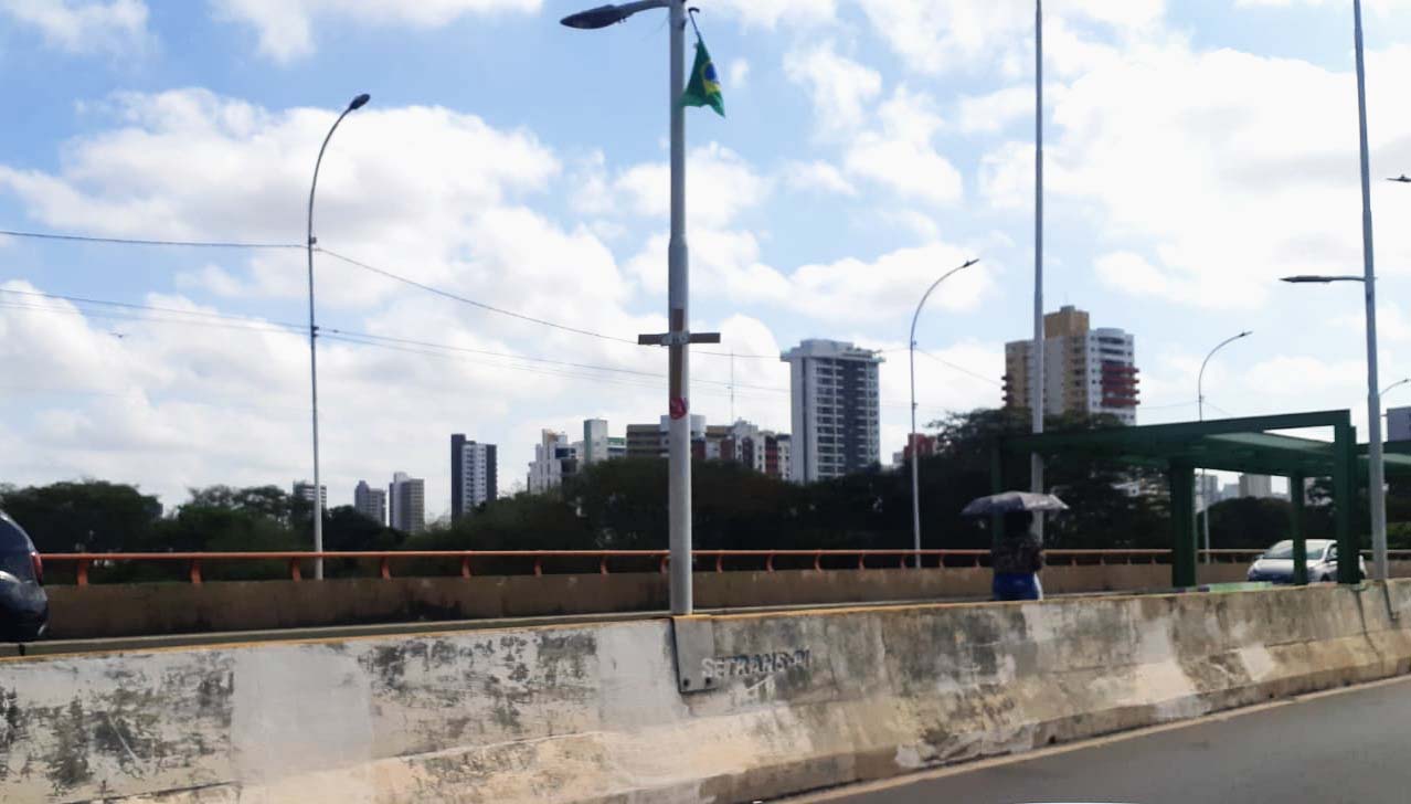 Entre cruzes e bandeiras do Brasil a grande massa está indiferente aos extremos no 7 de Setembro